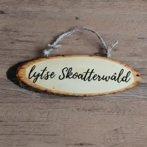 houten naamborden met schors ovaal aan touw